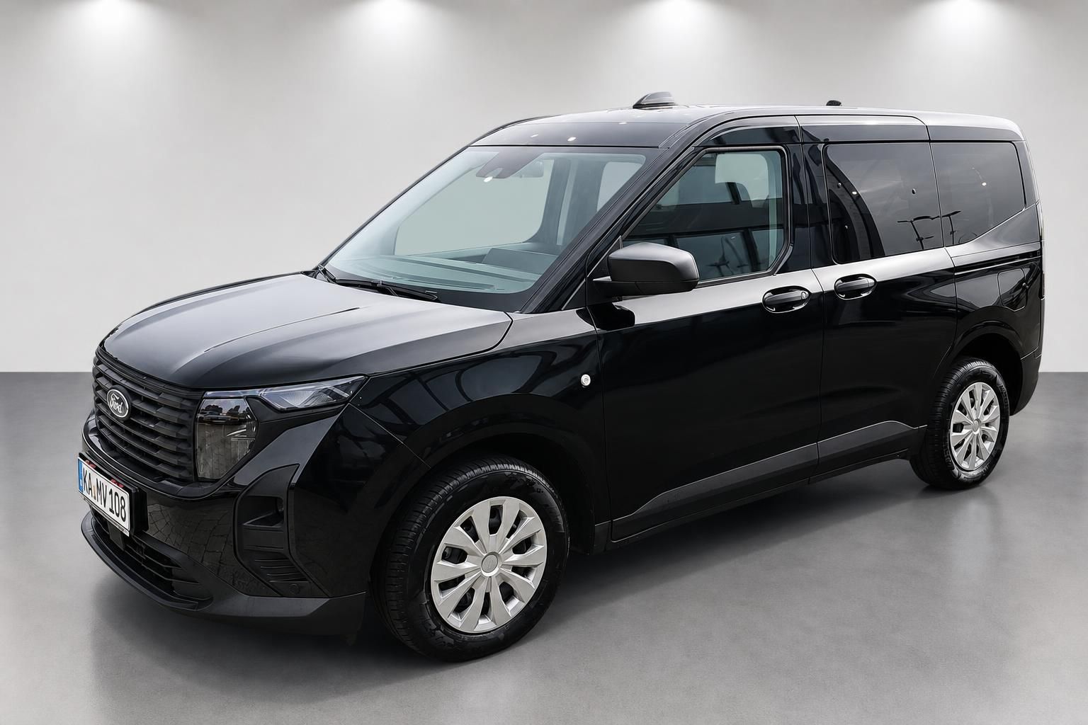 Ford Van in Schwarz, Frontansicht schräg im Fotostudio