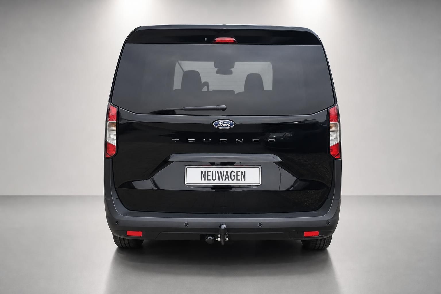 Ford Tourneo schwarz Heckansicht mit Anhängerkupplung im Studio