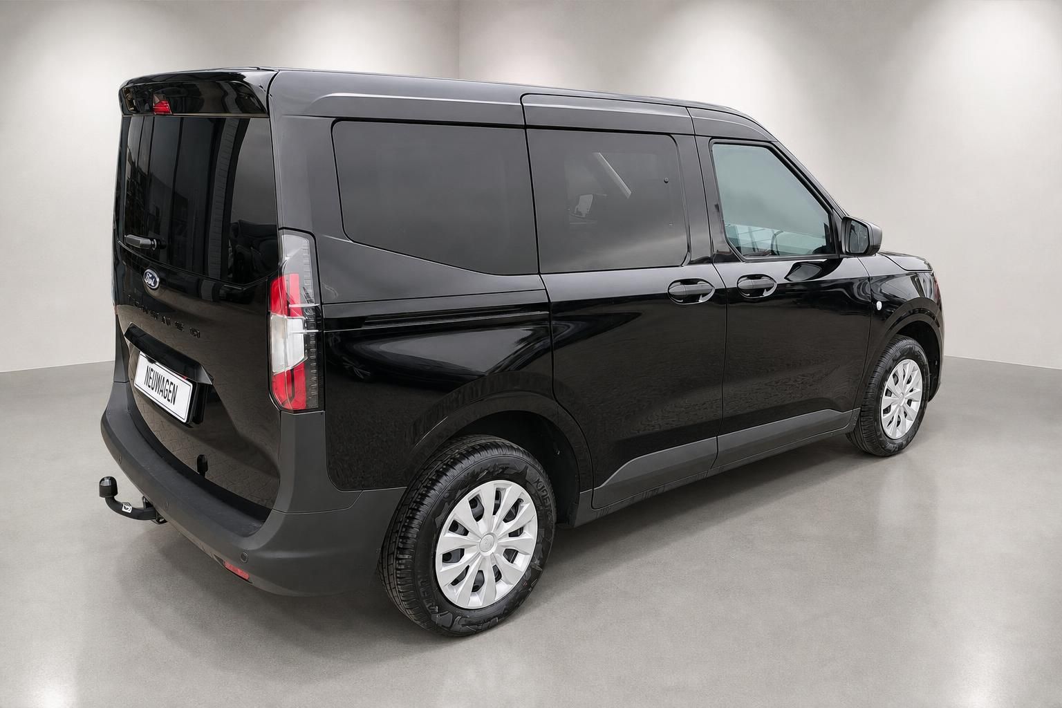 Ford Tourneo schwarz Heck- und Seitenansicht im Fotostudio