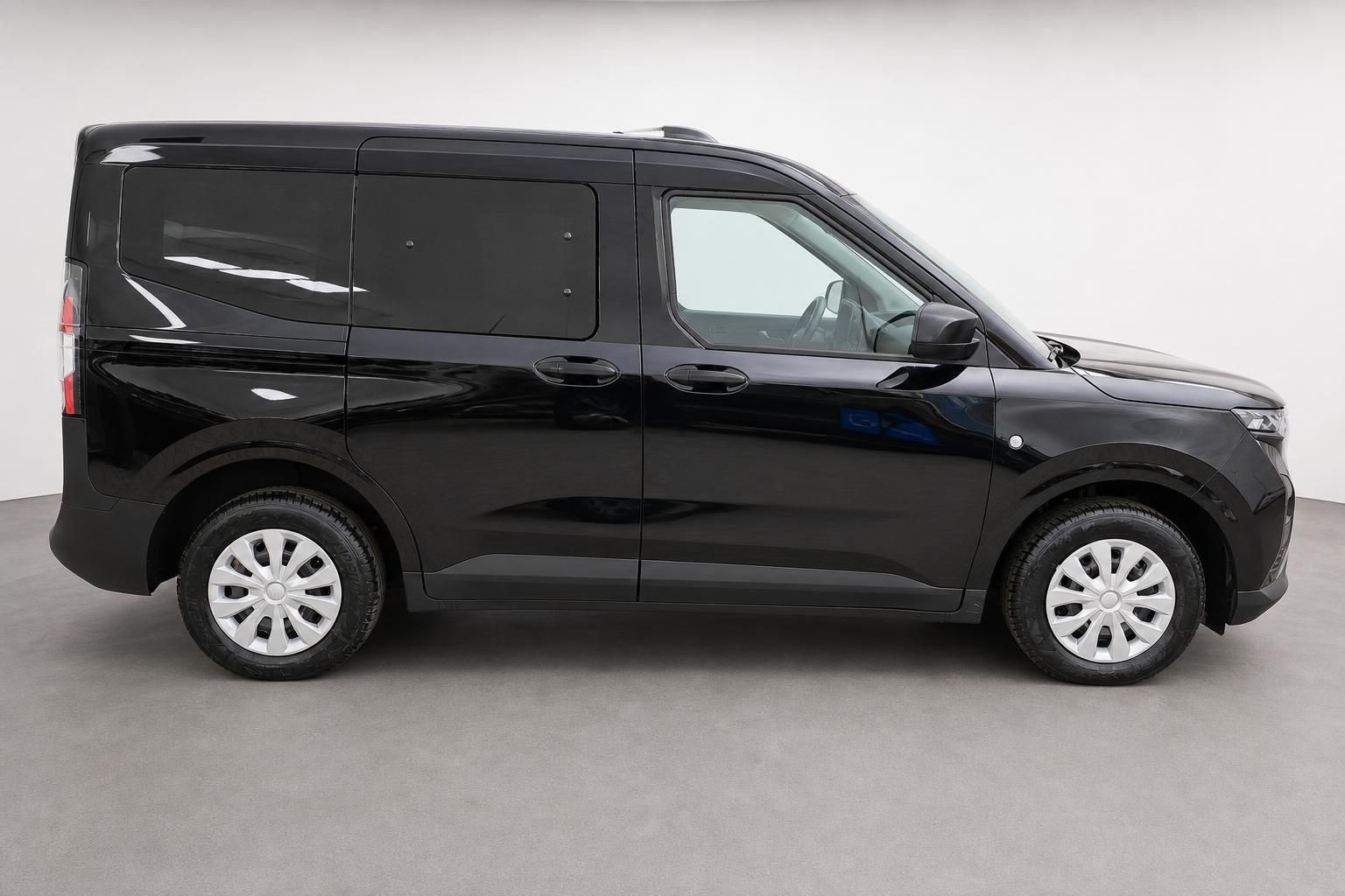 Ford Tourneo schwarz Seitenansicht komplett im Studio fotografiert