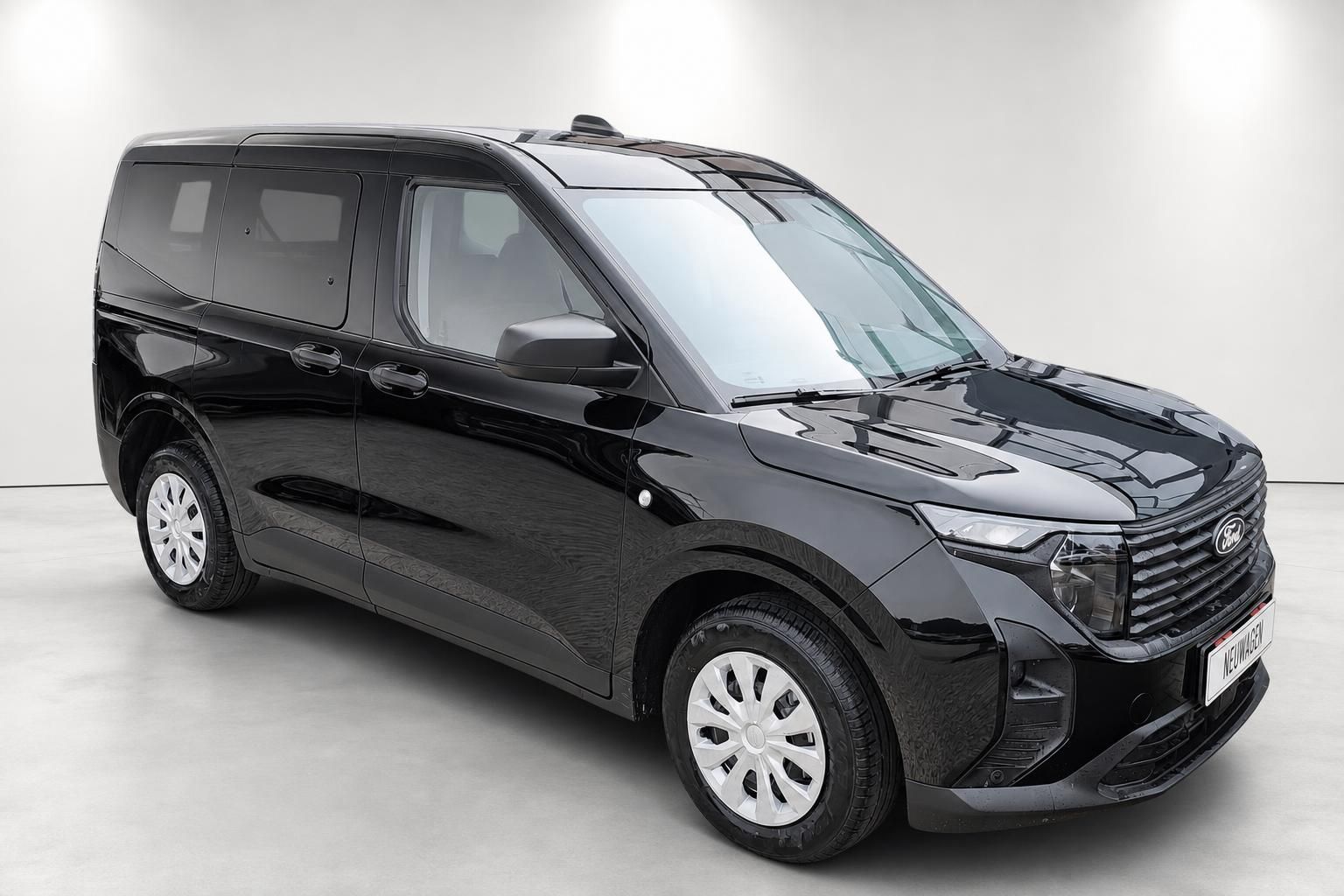 Ford Tourneo schwarz Frontansicht schräg von vorne im Studio