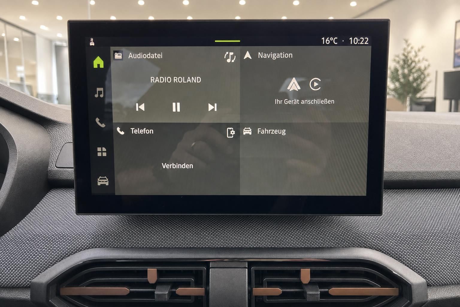Infotainment-Touchscreen im Dacia mit Navigation und Audiofunktionen