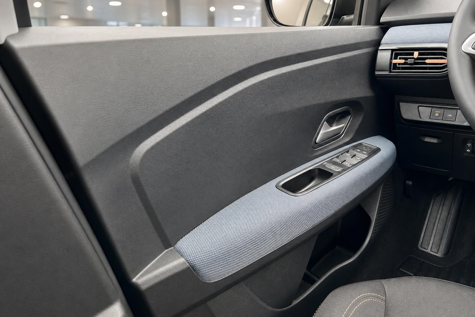 Türverkleidung mit Fensterheber-Bedienelementen im Dacia Innenraum