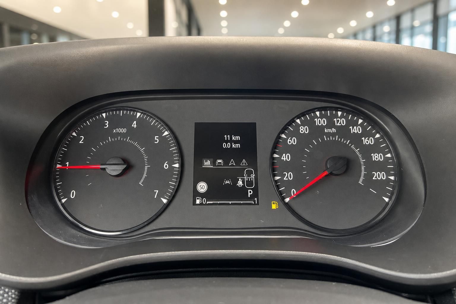 Tacho und Bordcomputer eines Fahrzeugs mit Kilometerstand-Anzeige