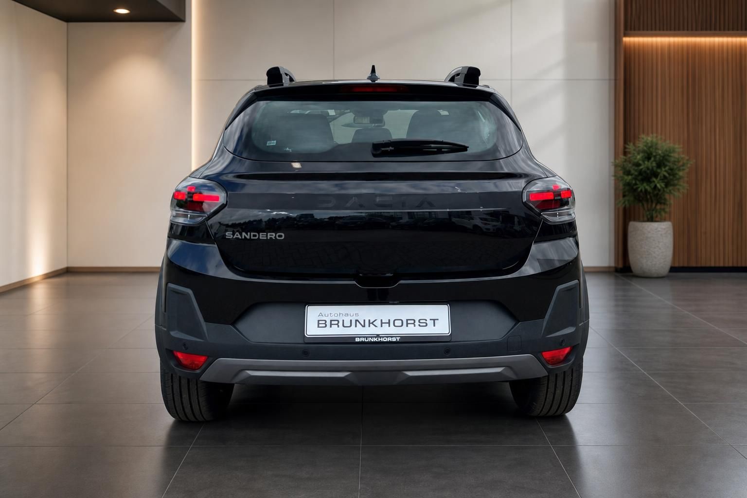 Dacia Sandero schwarz Heckansicht mit Rückleuchten im Autohaus