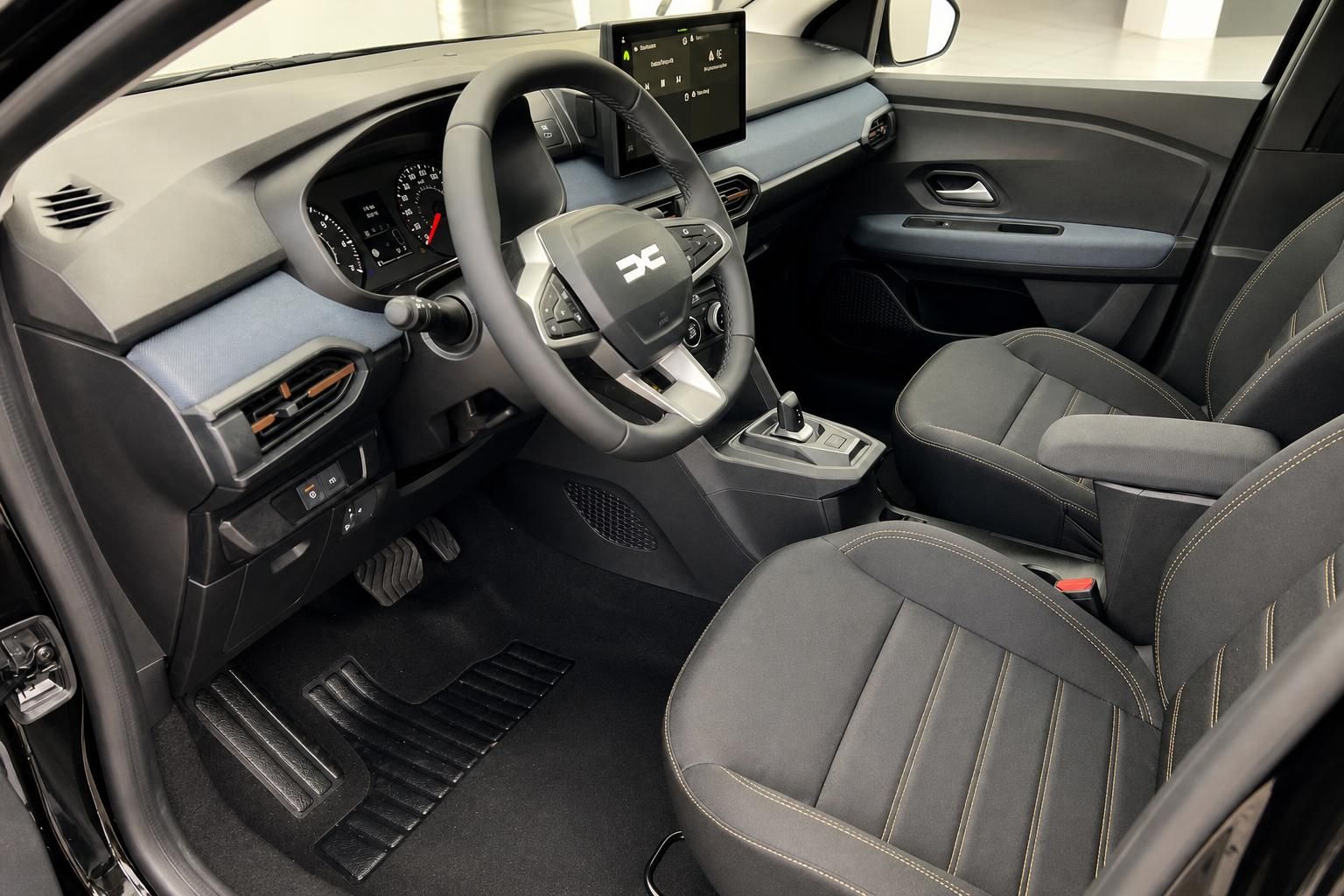 Dacia Innenraum mit Cockpit, Lenkrad und Sitzen im Detail