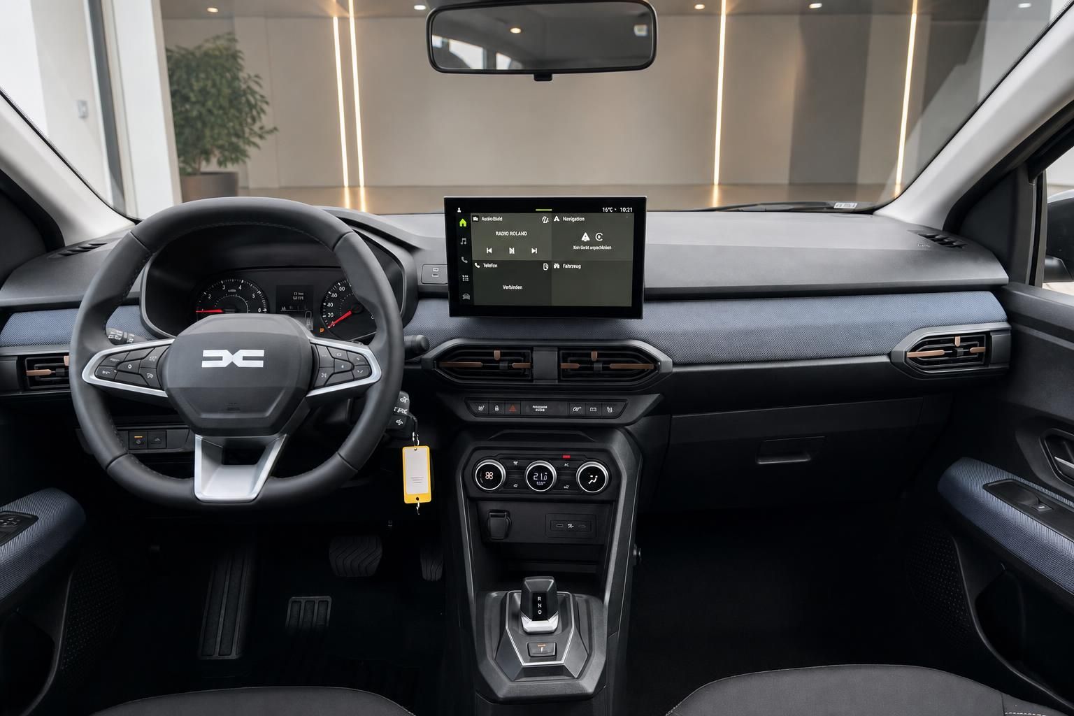 Dacia Cockpit mit Lenkrad, Touchscreen und Mittelkonsole im Detail
