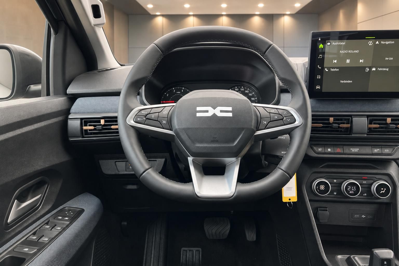 Dacia Lenkrad mit Multifunktionstasten und Infotainment-Display im Innenraum