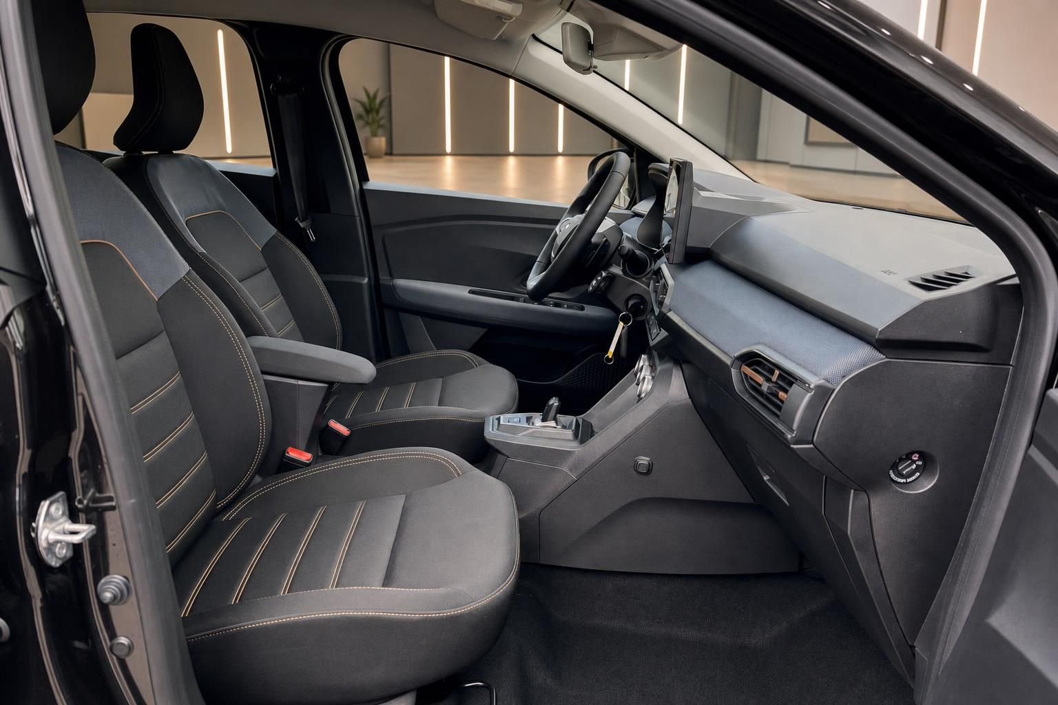 Fahrersitz und Cockpit im Dacia Innenraum mit Blick auf Mittelkonsole