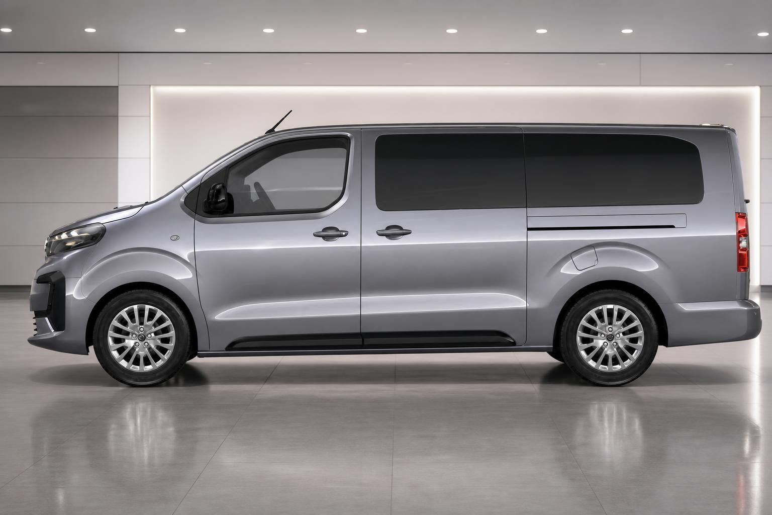 Peugeot Traveller Van in Silber, Seitenansicht im Autohaus