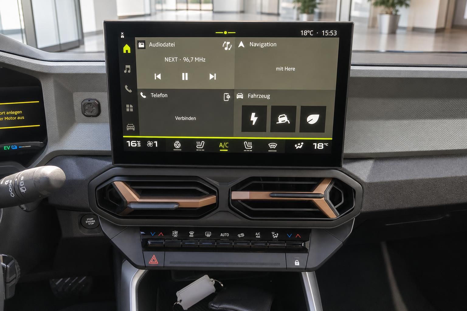 Zentrales Infotainment-Display mit Klimabedienung im Fahrzeuginnenraum