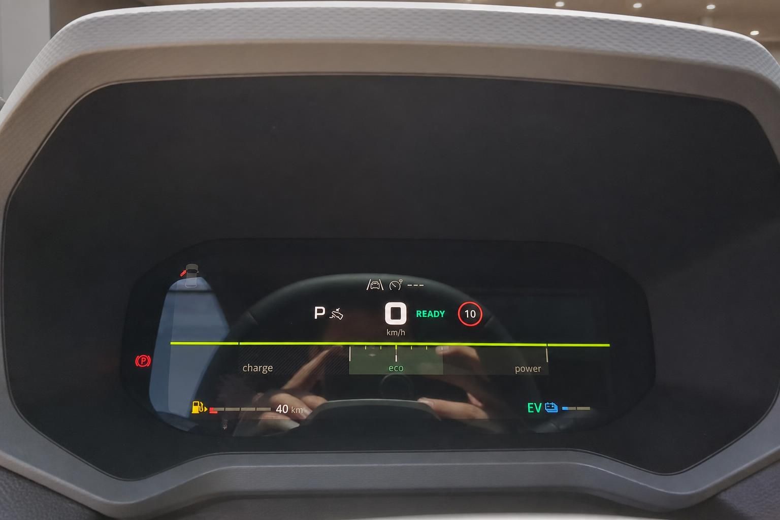 Digitales Cockpit mit Tacho und Batteriestatus im Elektrofahrzeug