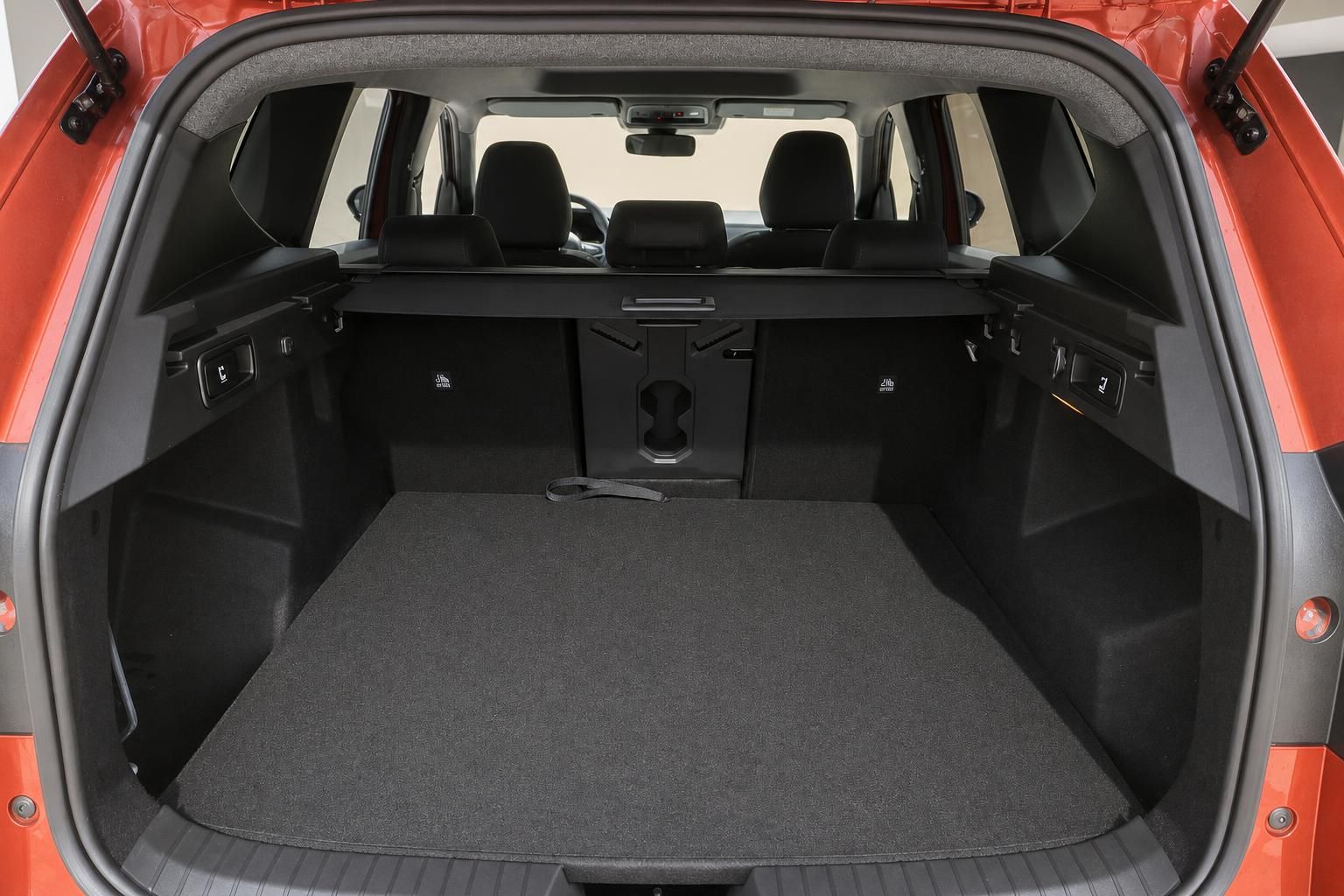 Kofferraum mit umgeklapptem Laderaum bei orangefarbenem SUV