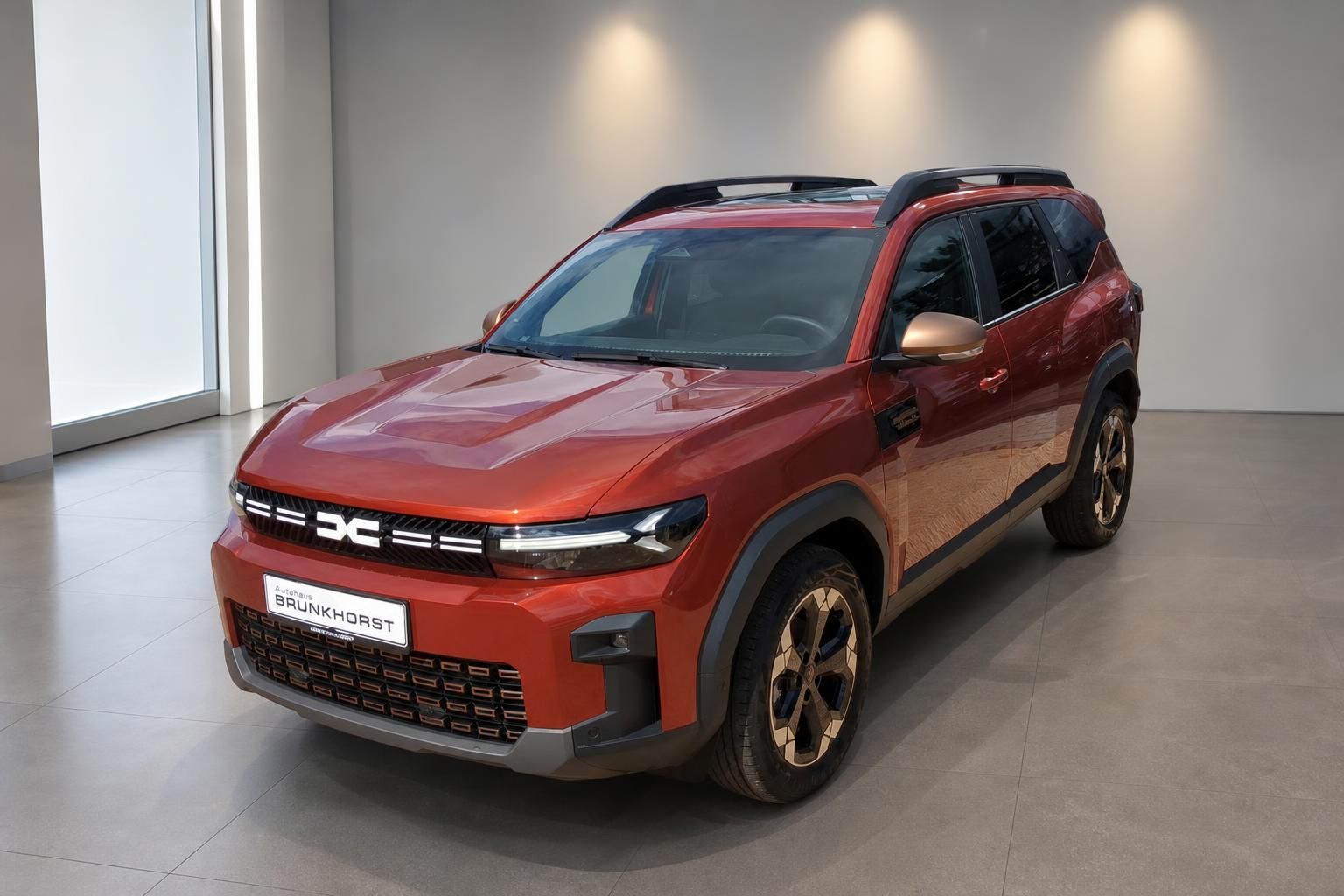 Dacia Bigster in Rot, Frontansicht schräg im Autohaus Brunkhorst