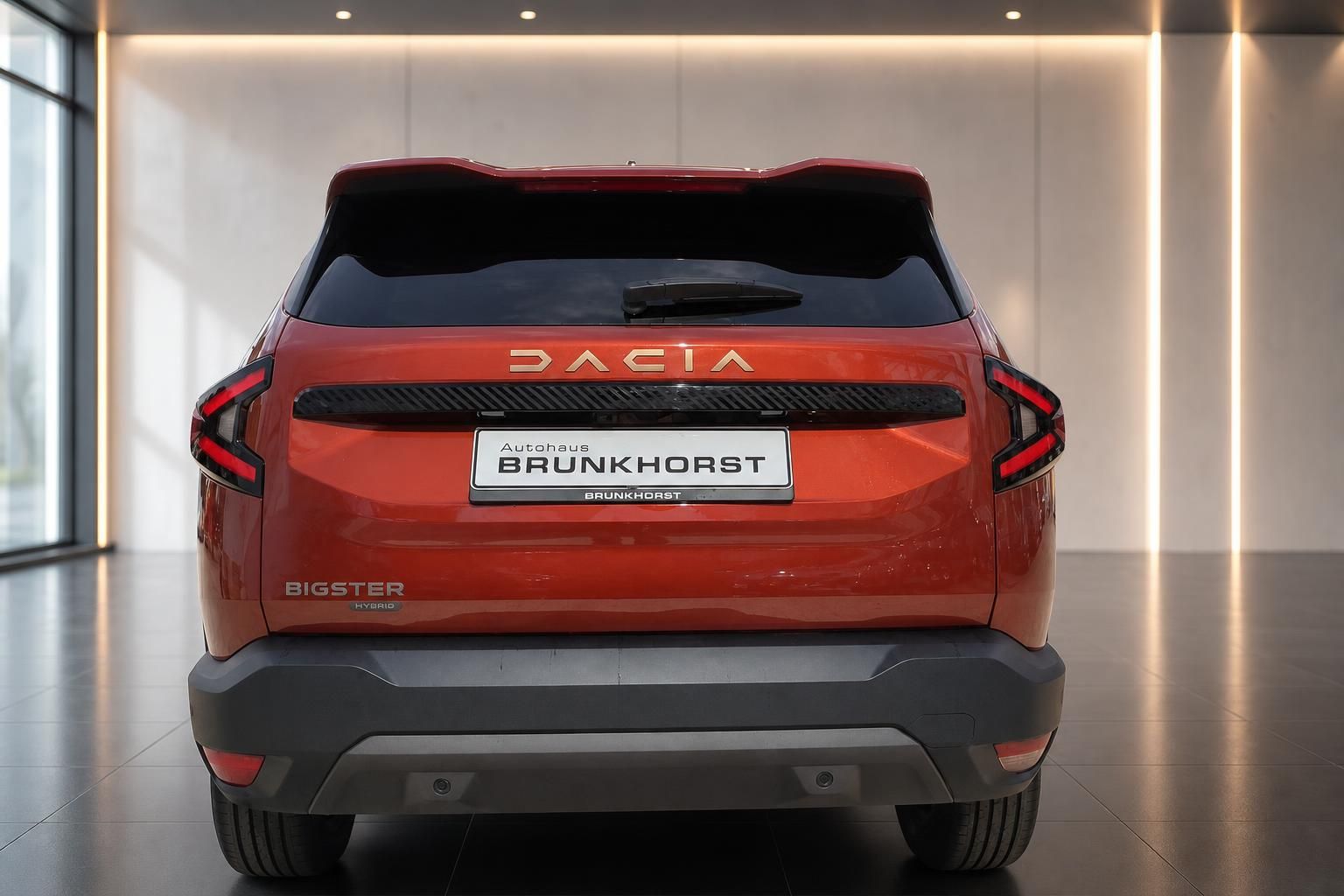 Dacia Bigster Hybrid in Rot, Heckansicht im Autohaus Brunkhorst