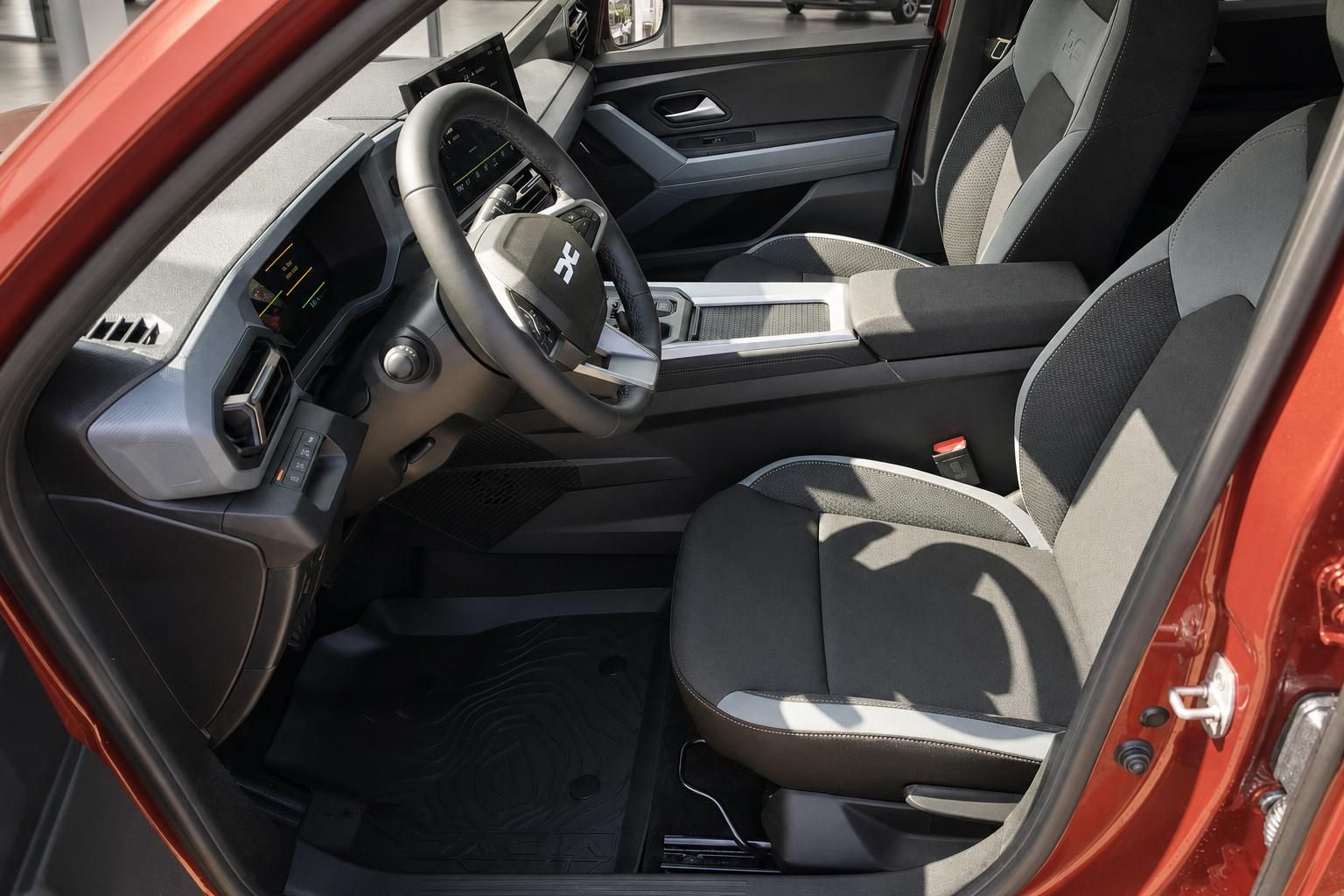 Dacia Bigster Innenraum, Vordersitze und Armaturenbrett im Detail