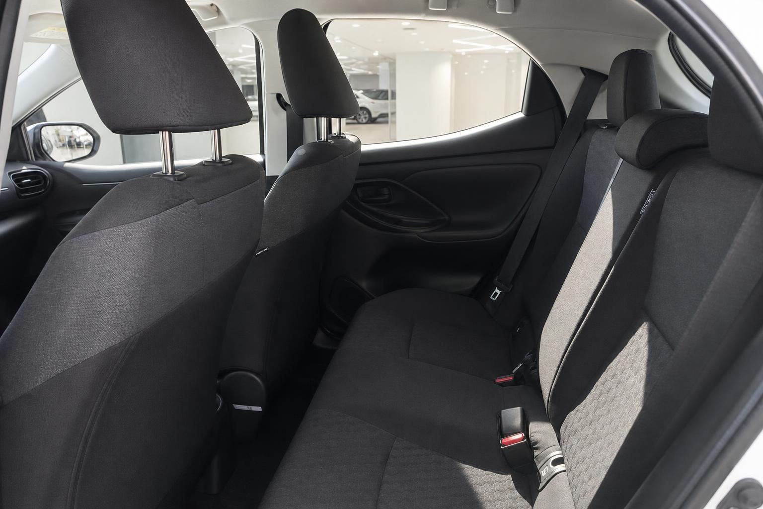 Rueckbank und Fondraum eines Toyota mit Kopfstuetzen im Ueberblick