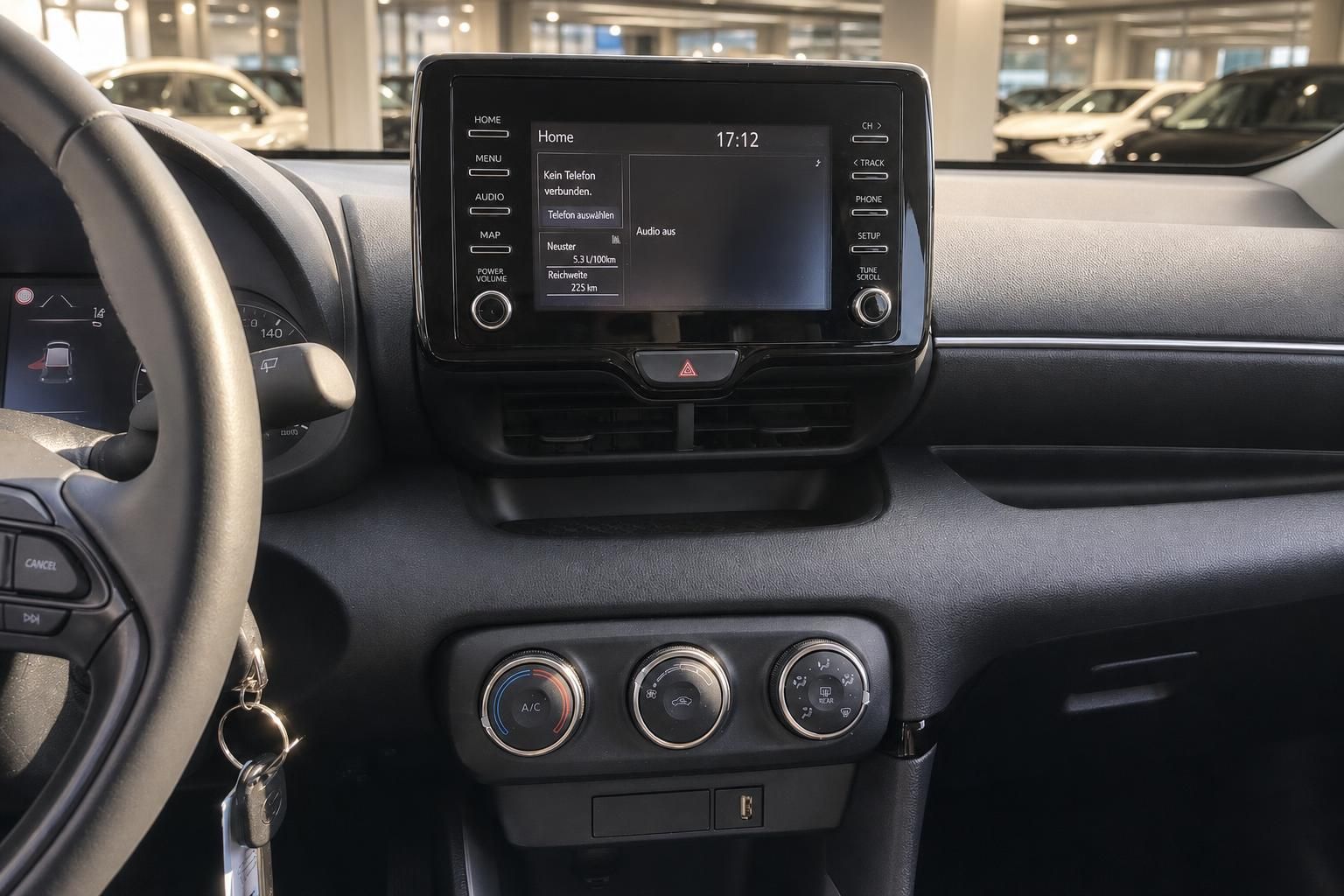 Mittelkonsole mit Touchscreen und Klimabedienung im Toyota Cockpit