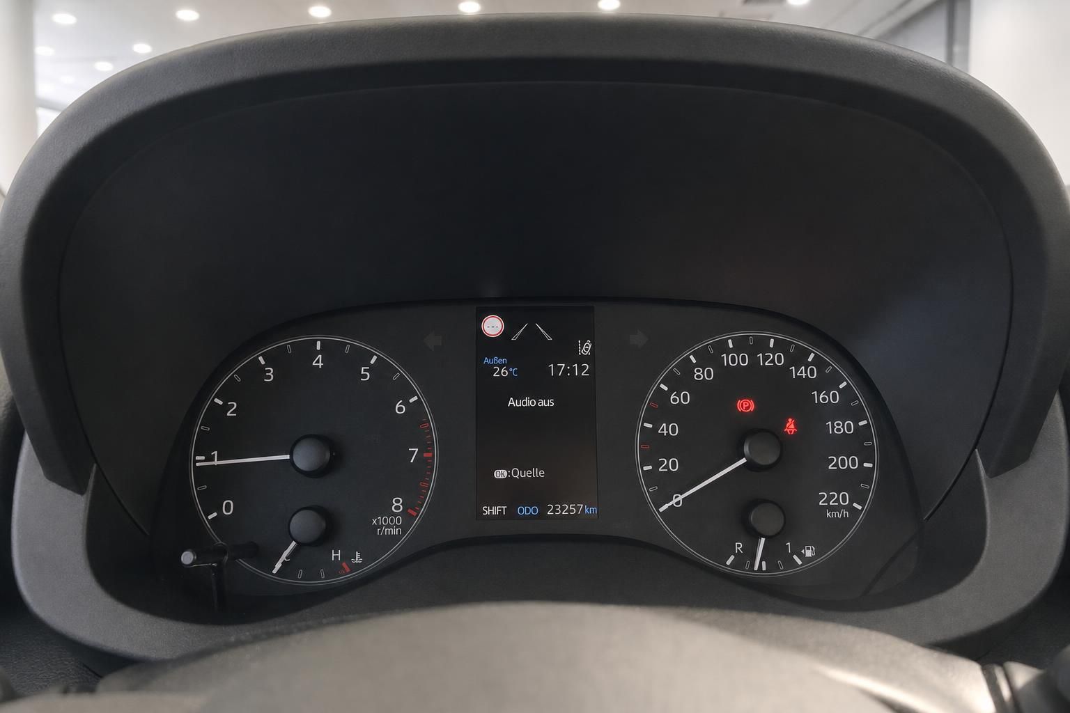 Cockpit-Ansicht mit Tacho, Drehzahlmesser und Bordcomputer, 23.257 km