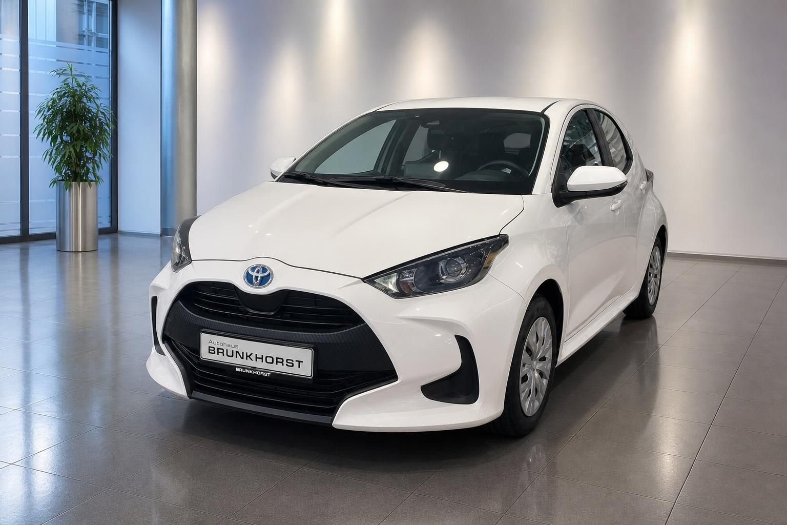 Toyota Yaris weiß Frontansicht schräg im Autohaus Brunkhorst