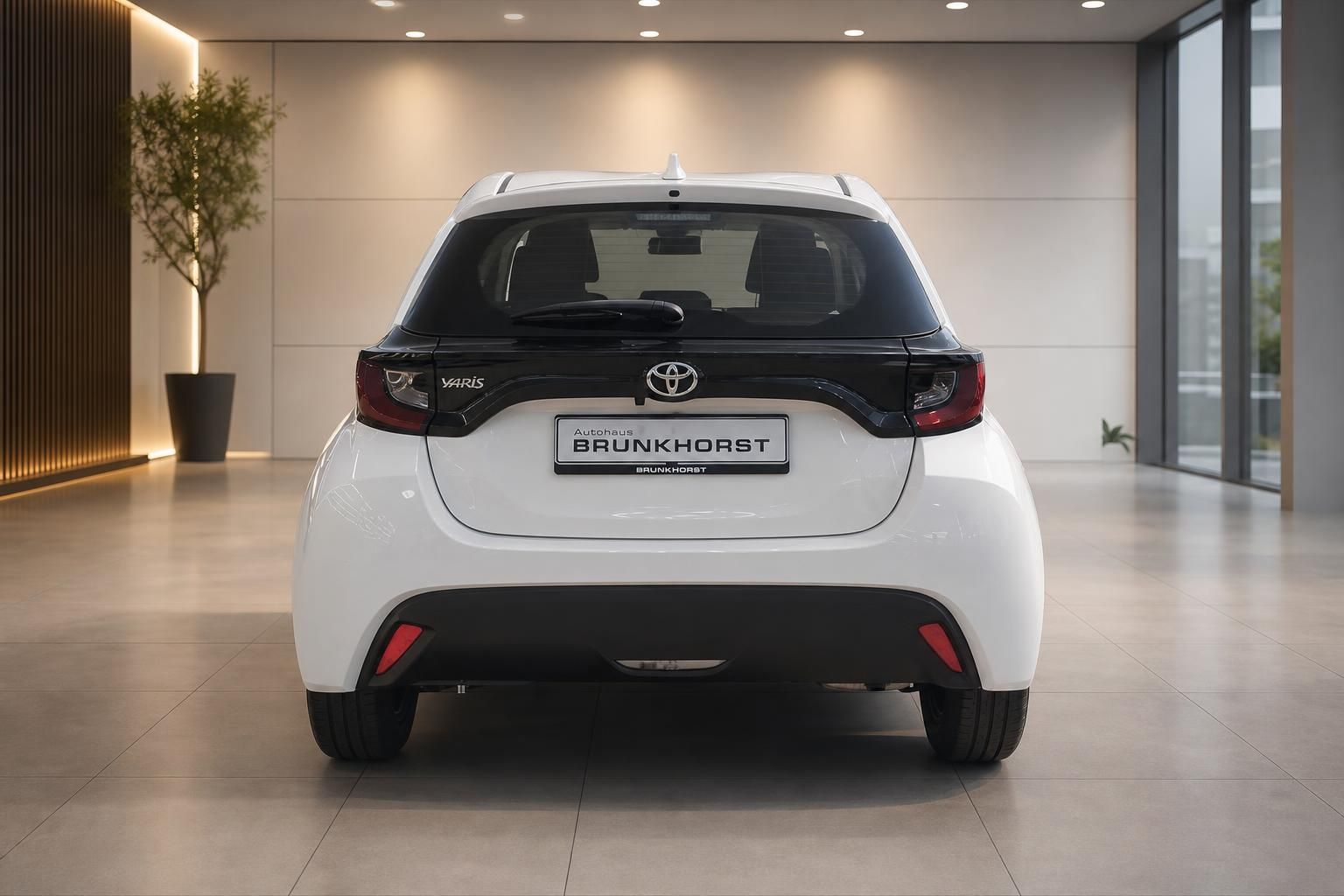 Toyota Yaris weiß Heckansicht im Autohaus Brunkhorst Showroom