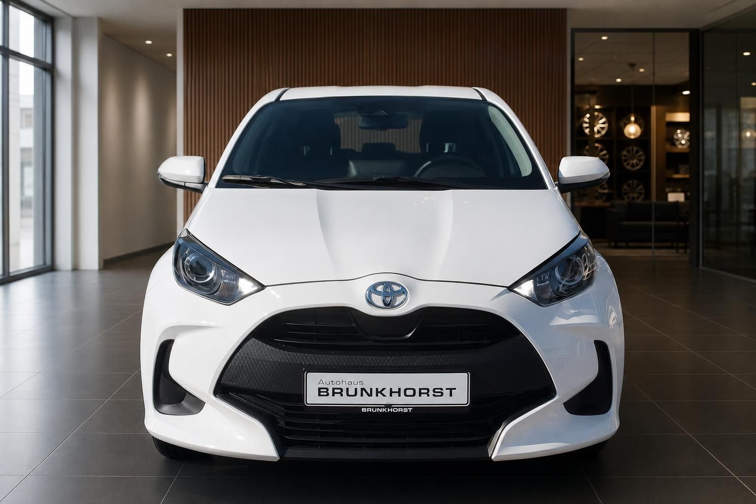 Toyota Yaris weiß Frontansicht im Showroom Autohaus Brunkhorst