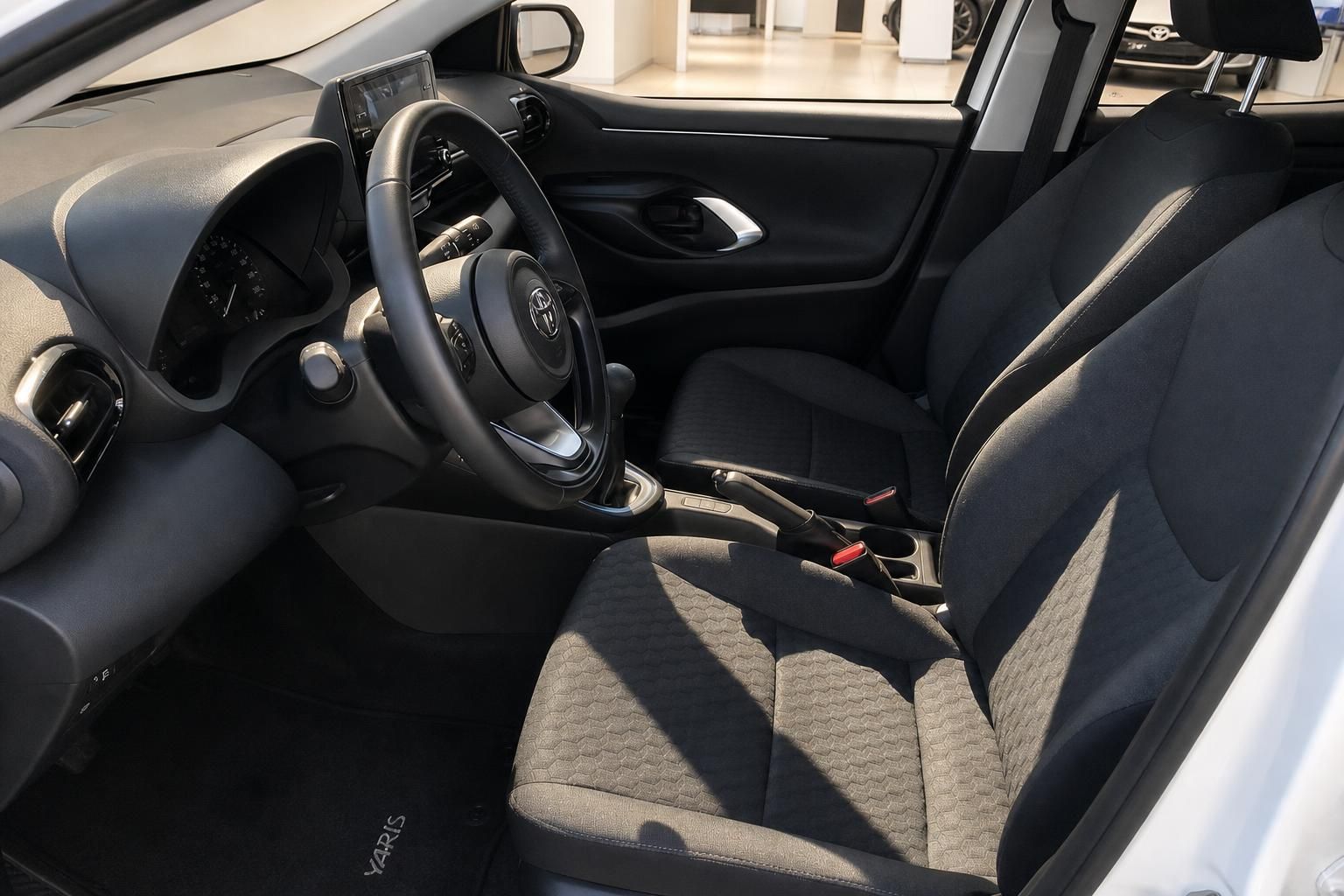 Toyota Yaris Innenraum Vordersitze und Armaturenbrett Detail