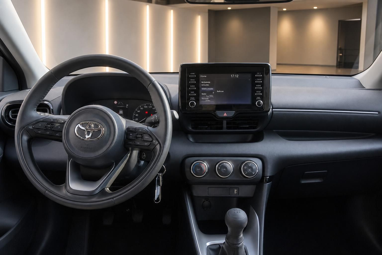 Toyota Yaris Cockpit mit Lenkrad und Multimedia-Display