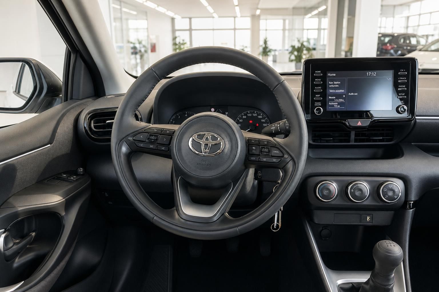 Toyota Innenraum: Lenkrad mit Multifunktionstasten und Touchscreen-Display