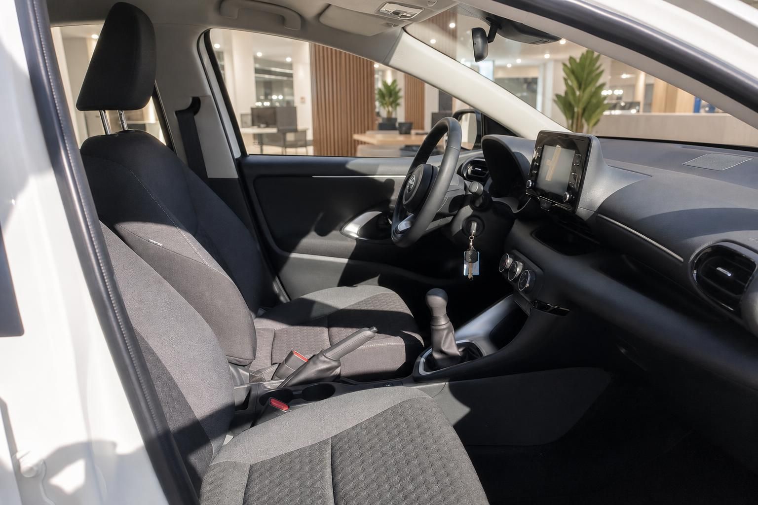 Fahrersitz und Cockpit eines Toyota mit Schaltgetriebe im Detail