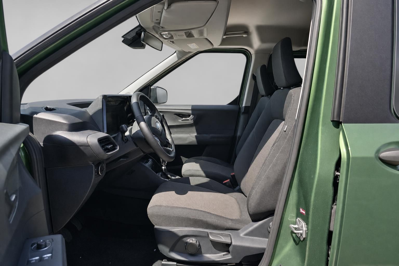 Innenraum Ford mit Blick auf Fahrersitz und Cockpit, Tuer geoeffnet