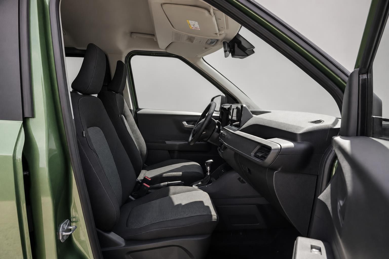 Ford Innenraum Vordersitze und Armaturenbrett von Beifahrerseite