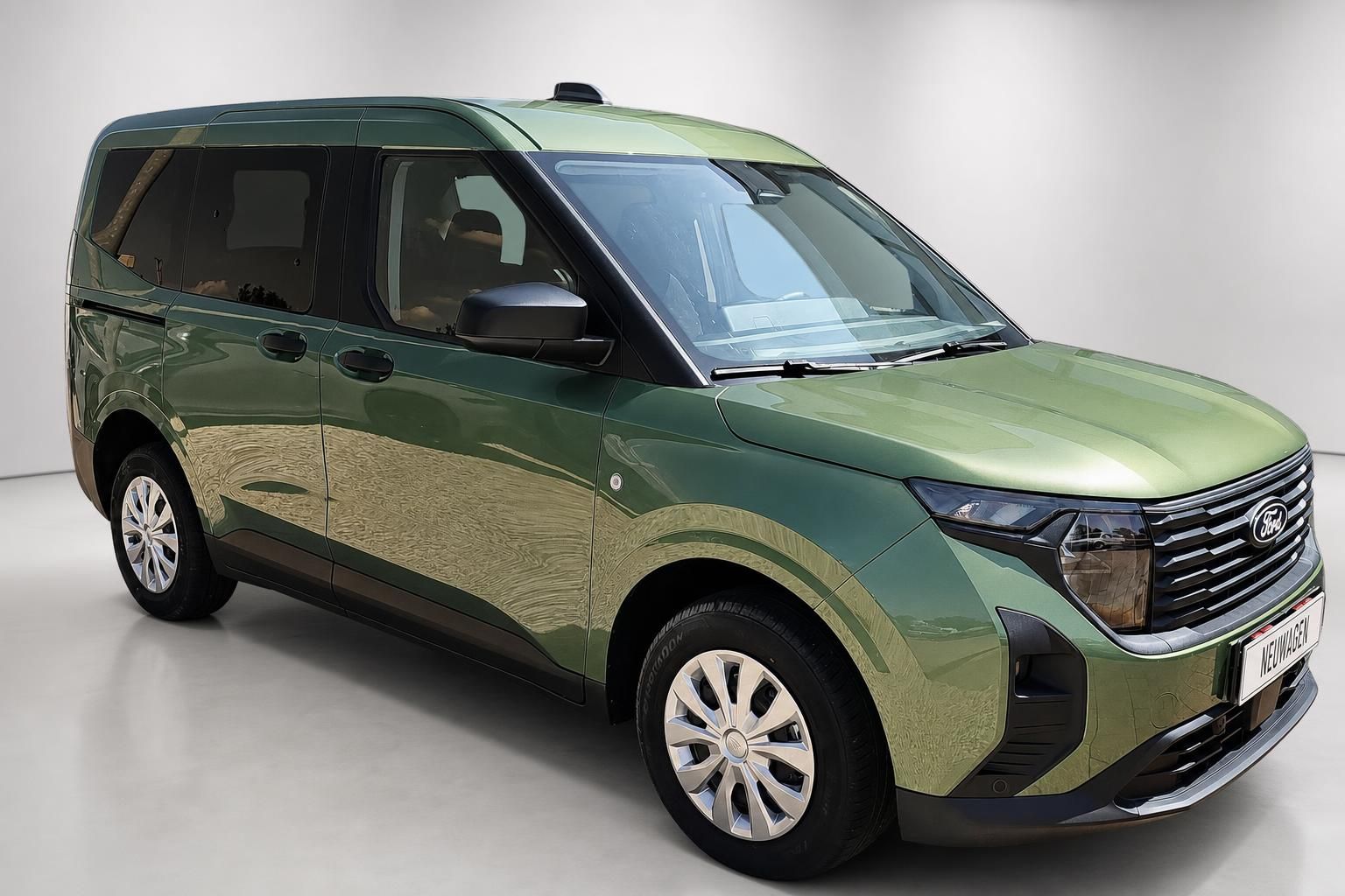 Ford Tourneo Courier gruen Ansicht schraeg vorne Neuwagen Studio