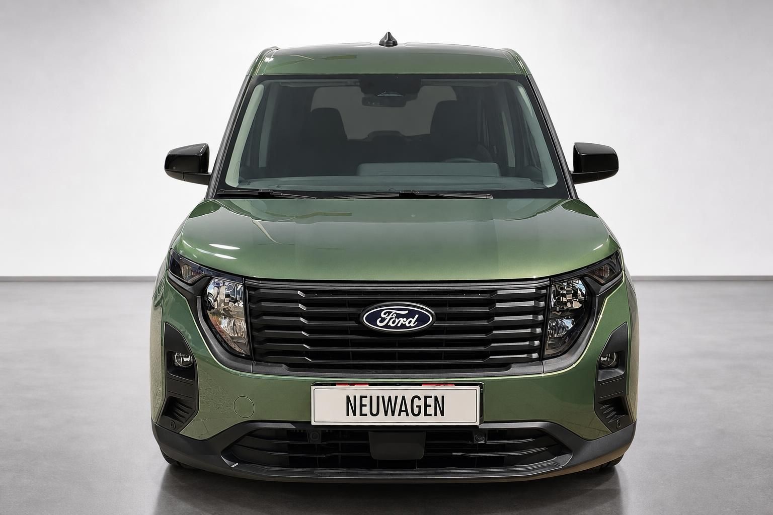 Ford Tourneo Courier gruen Frontansicht Neuwagen Studio