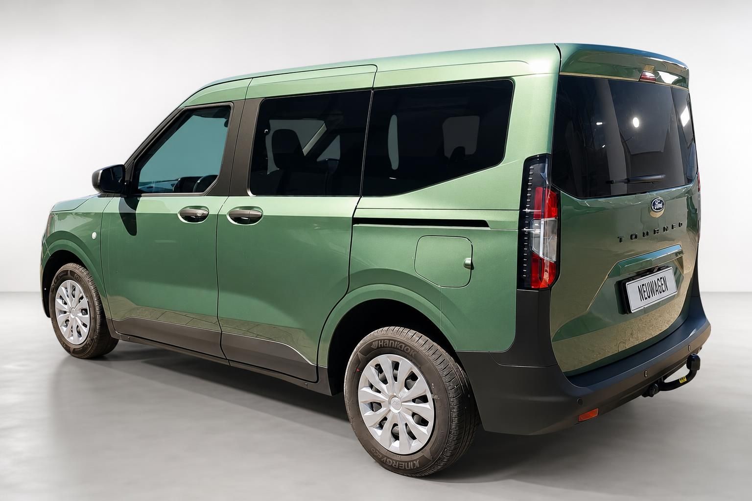 Ford Tourneo Courier gruen Heckansicht schraeg Neuwagen Studio