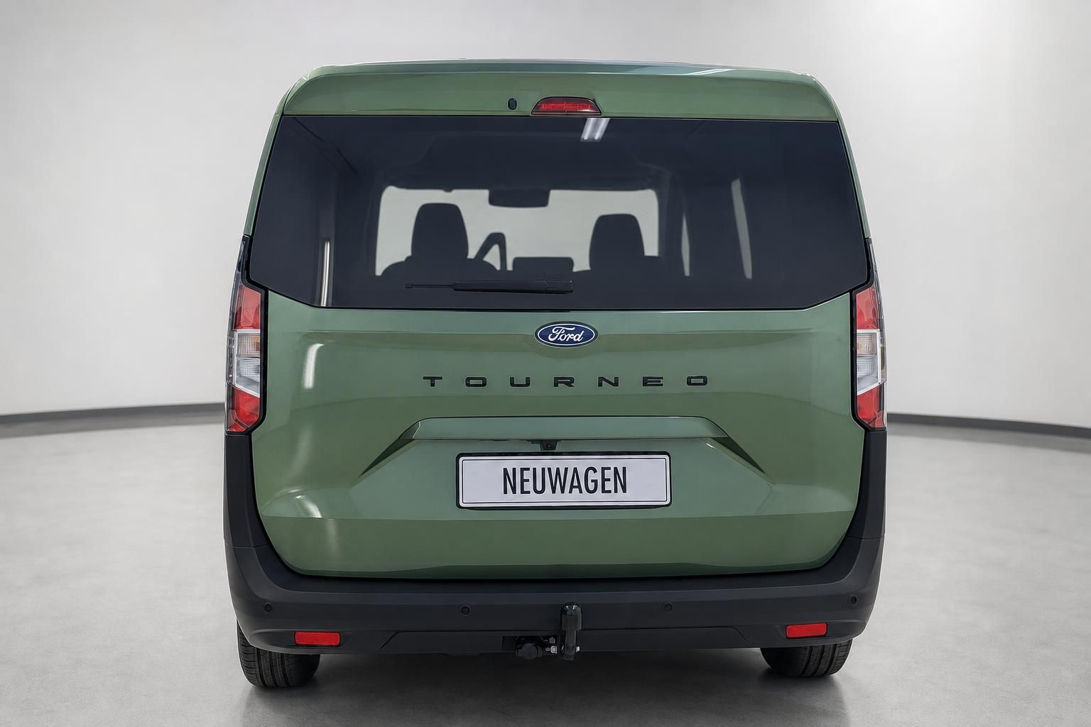 Ford Tourneo grün Heckansicht mit Anhängerkupplung im Studio