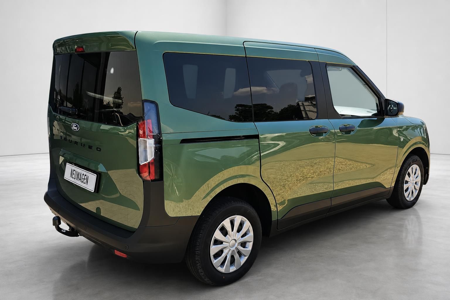 Ford Tourneo grün Seiten-Heckansicht mit Alufelgen im Studio
