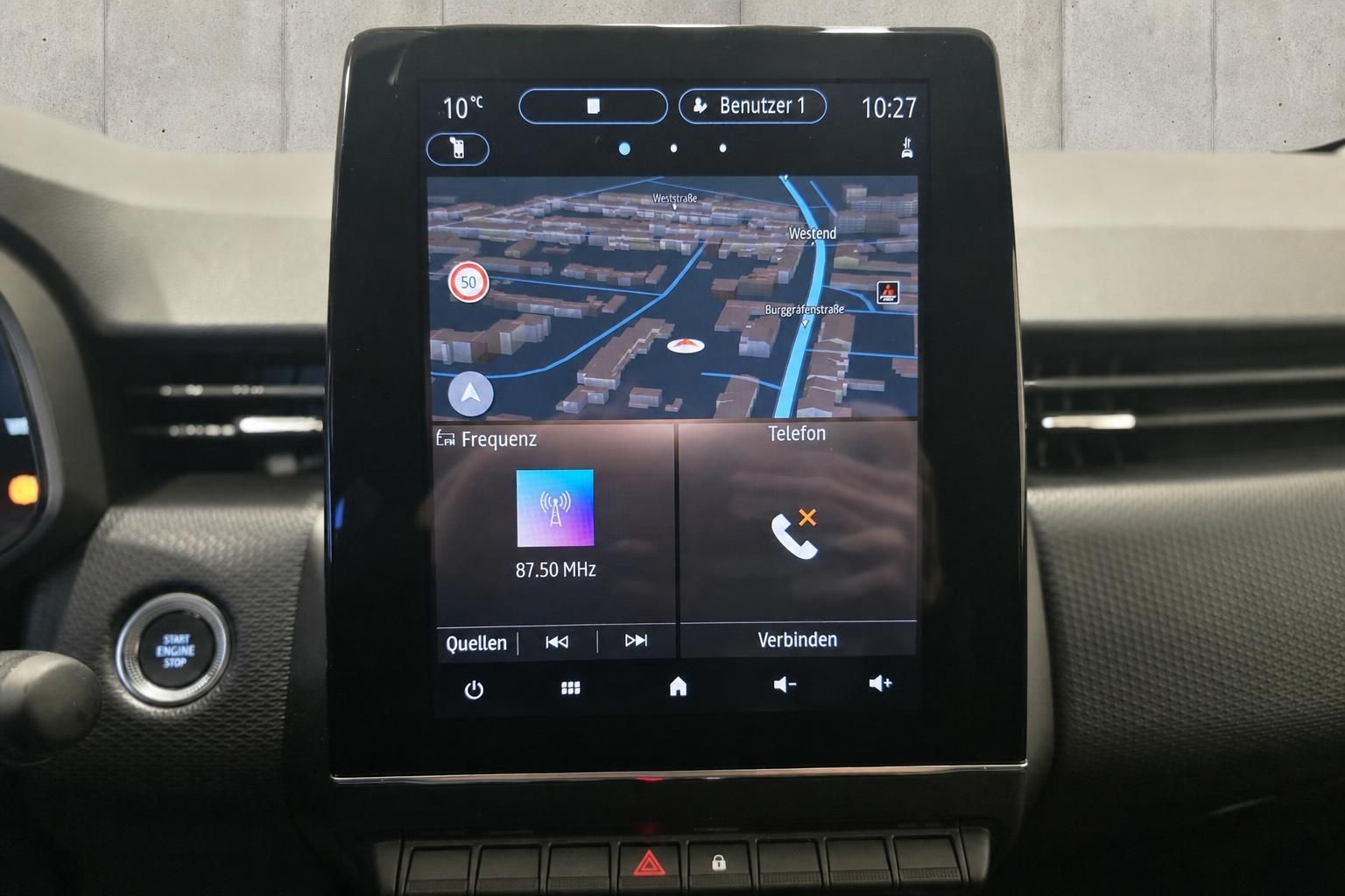 Infotainment Touchscreen mit Navigation und Radio im Fahrzeugcockpit