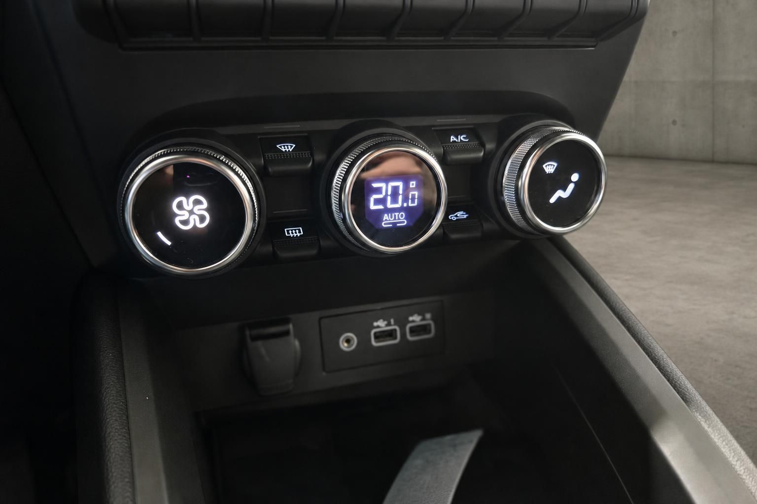 Klimaautomatik Bedienelemente Mitsubishi mit USB-Anschlüssen im Innenraum