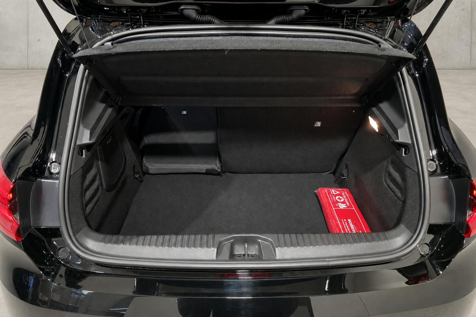 Mitsubishi Kofferraum in Schwarz mit umgeklappter Rücksitzlehne und Pannenset