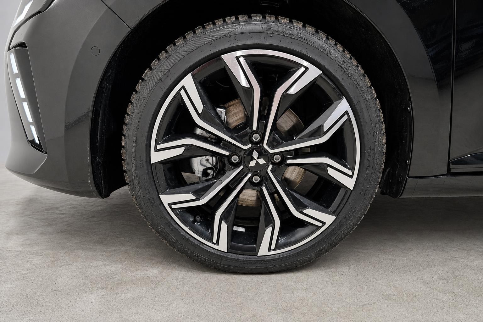 Mitsubishi Leichtmetallfelge Detailansicht mit schwarz-silbernem Design