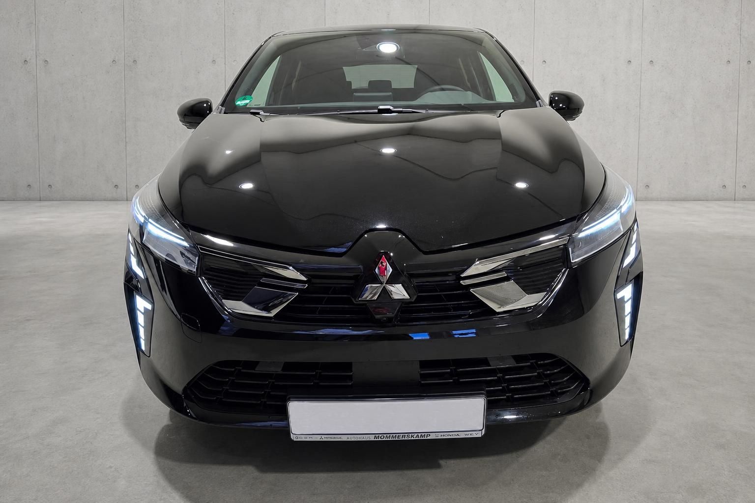 Mitsubishi Frontansicht schwarz mit LED-Scheinwerfern und Kühlergrill