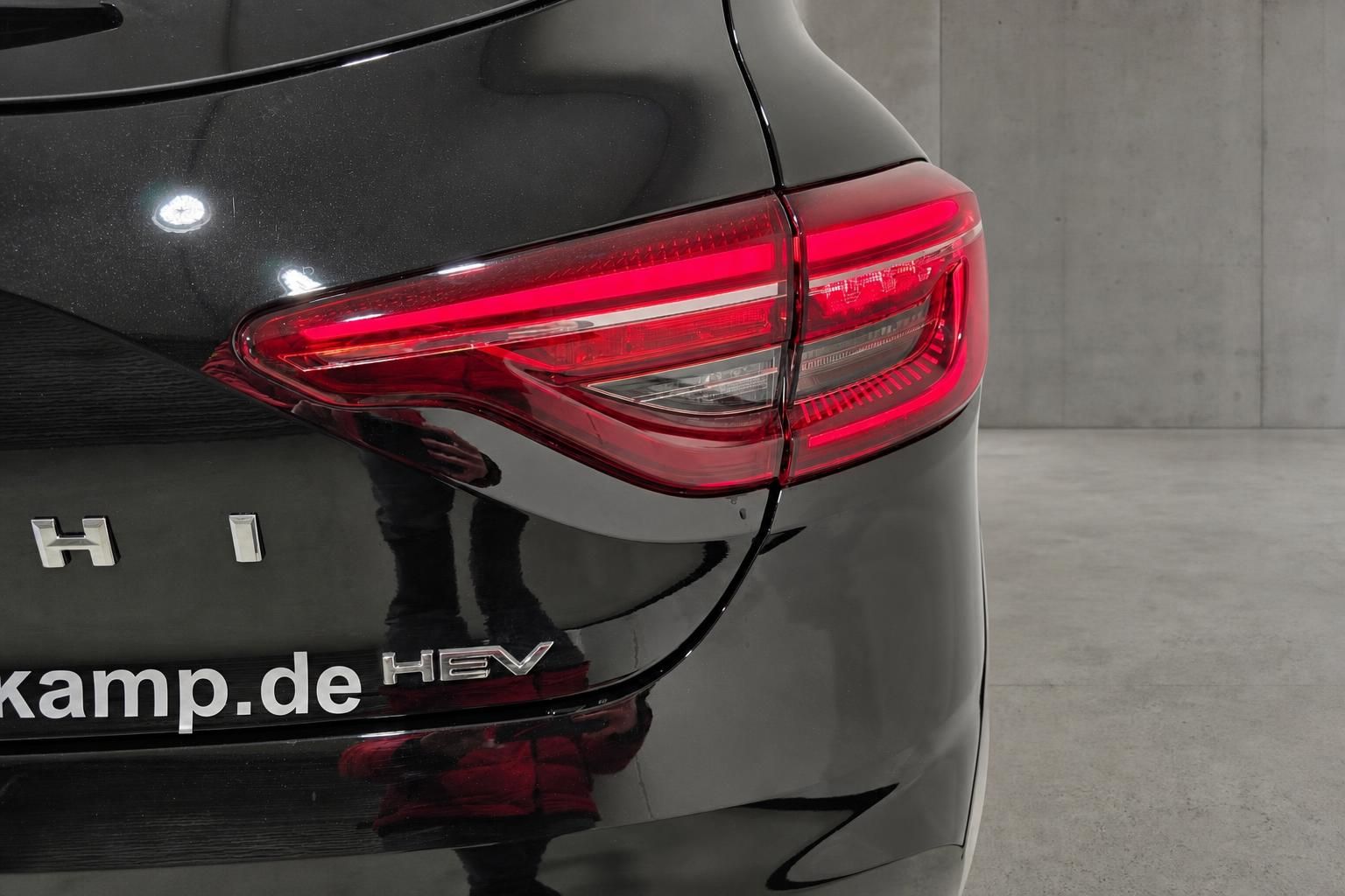 Nahaufnahme Rückleuchte Mitsubishi HEV Hybrid in Schwarzmetallic