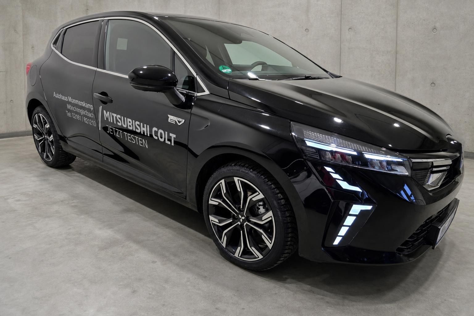 Mitsubishi Colt schwarz, Seitenansicht vorne, LED-Scheinwerfer Detail