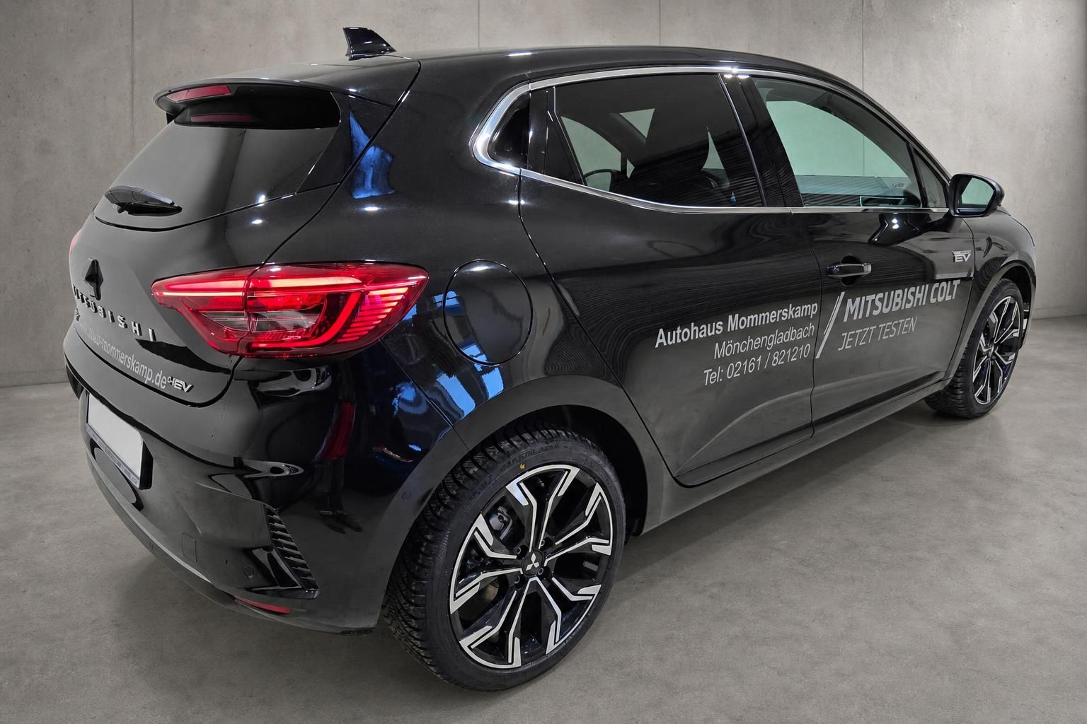 Mitsubishi Colt schwarz, Heck-Seitenansicht, Autohaus Mommerskamp Beschriftung