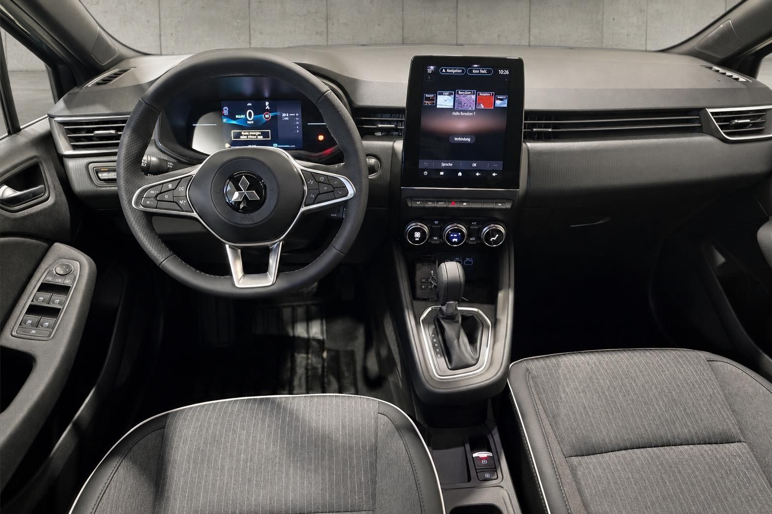 Mitsubishi Colt Innenraum, Cockpit mit Lenkrad und Touchscreen-Display