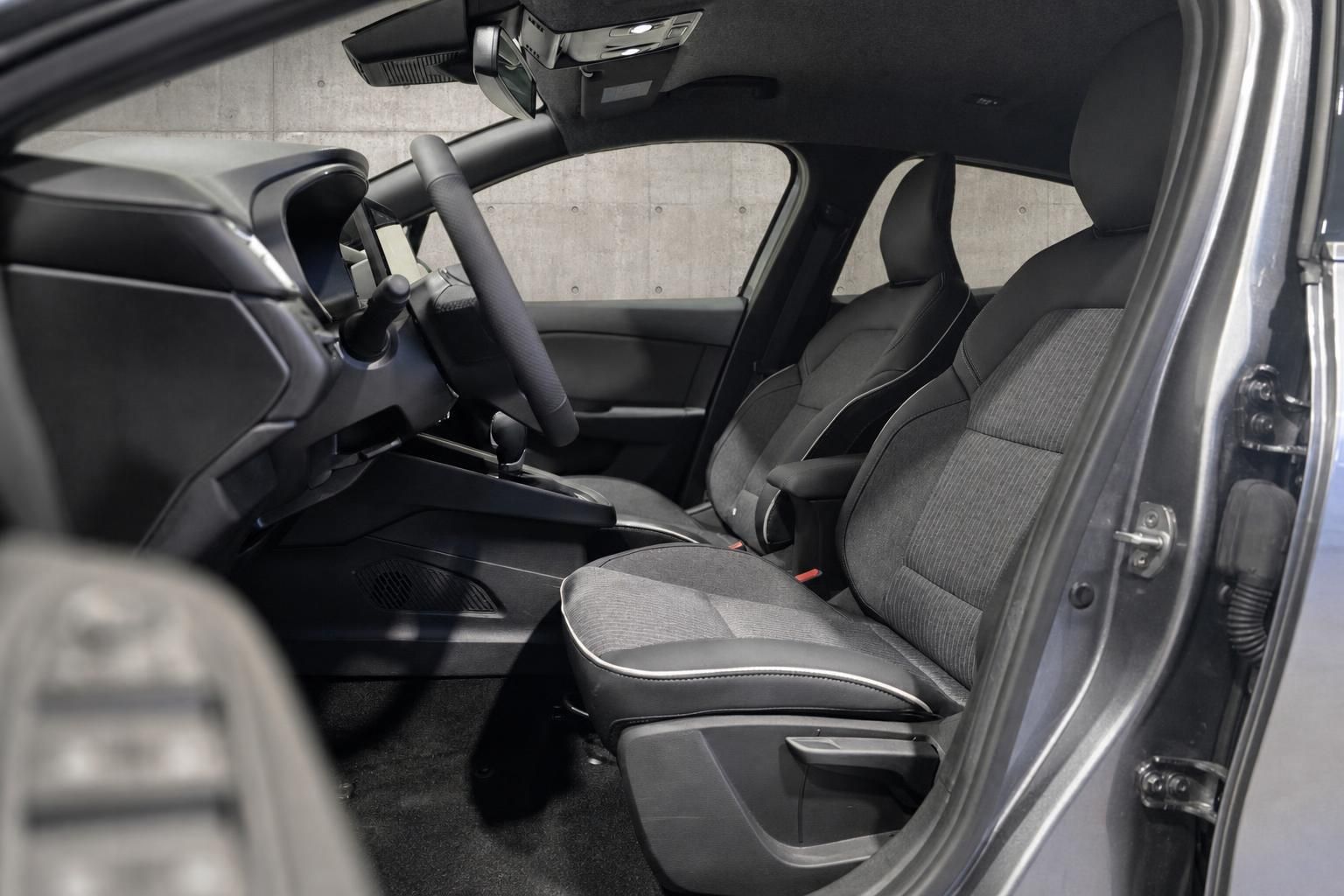 Vordersitze und Cockpit im Fahrzeuginnenraum von der Fahrertür aus