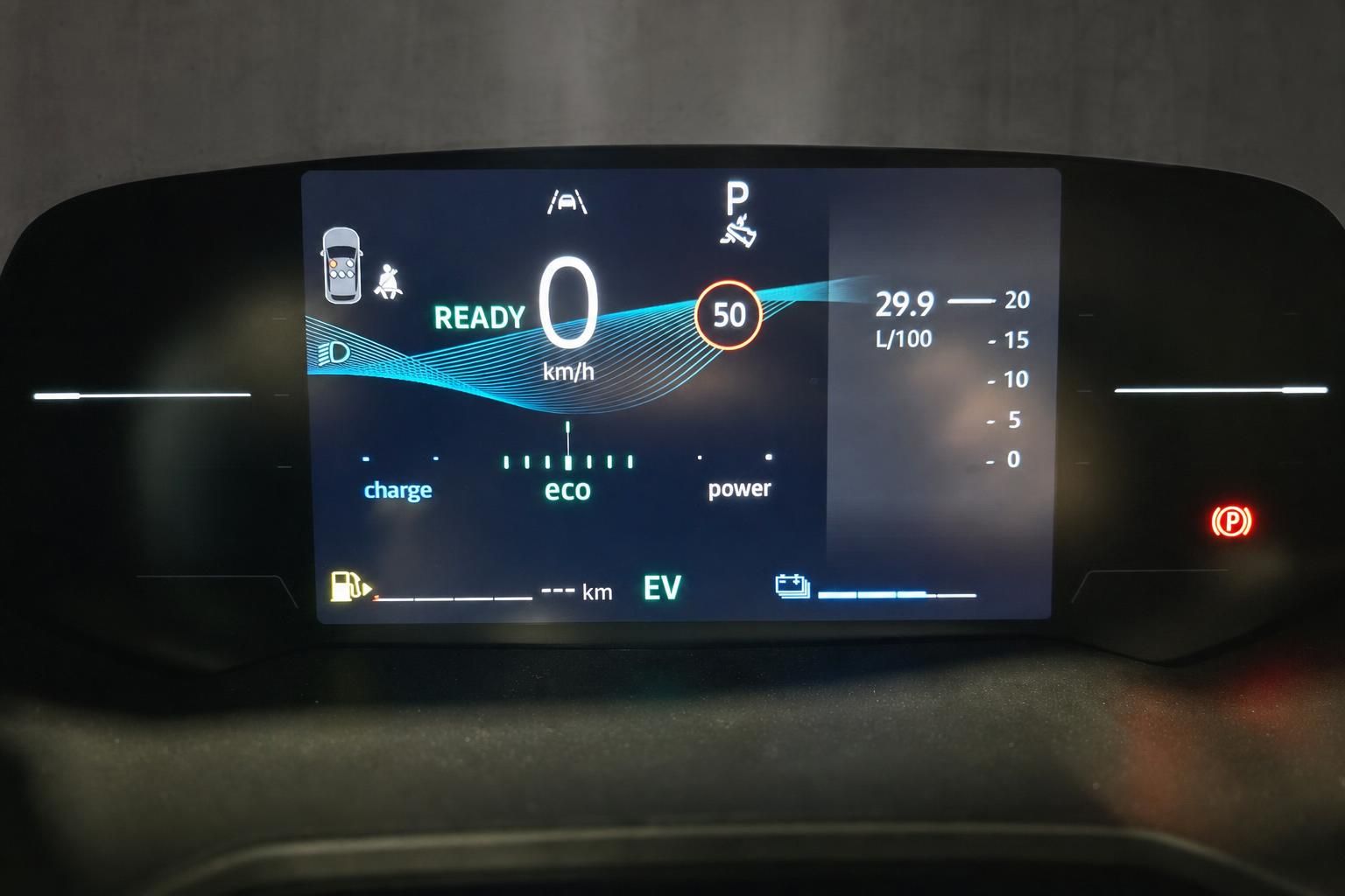Digitales Kombiinstrument mit Tacho und Verbrauchsanzeige im Fahrzeug