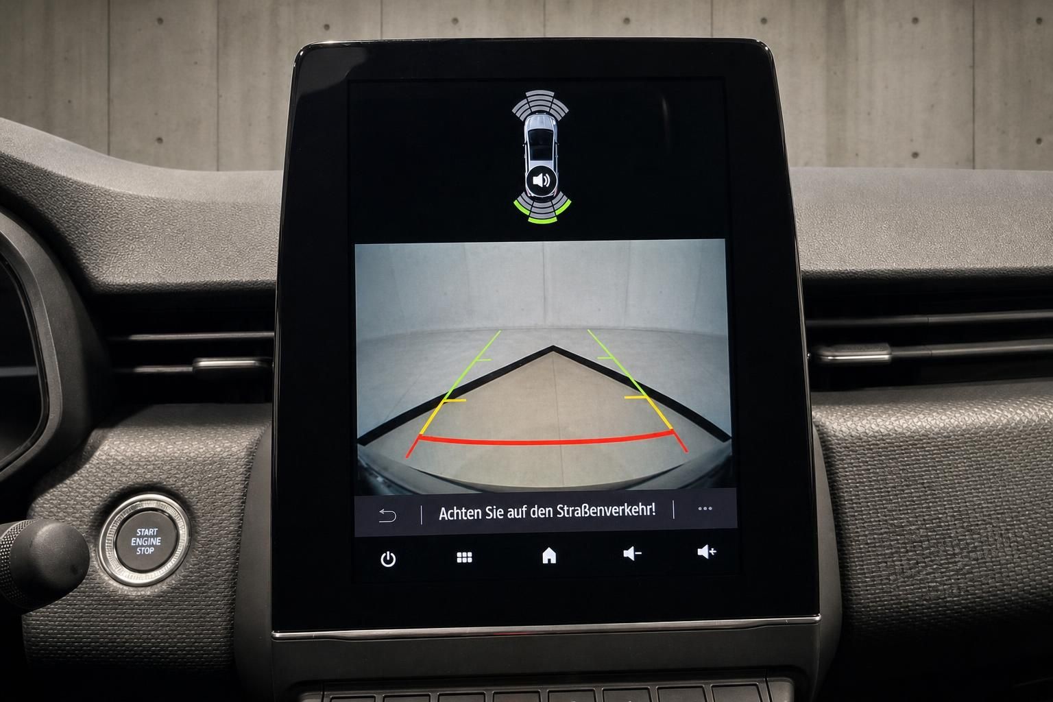 Touchscreen mit Rückfahrkamera und Einparkhilfe im Fahrzeug