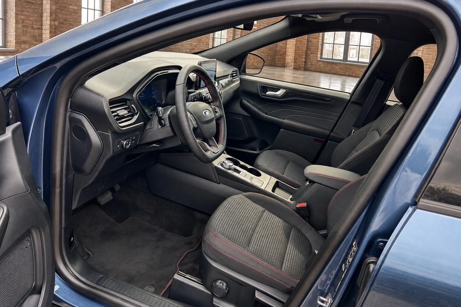 Ford Kuga blau Innenraumansicht durch geoeffnete Fahrertuer